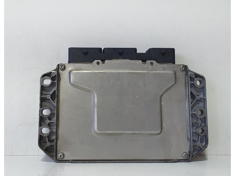 Recambio de centralita motor uce para renault megane ii berlina 3p 1.6 16v referencia OEM IAM 8200387138 70024 R