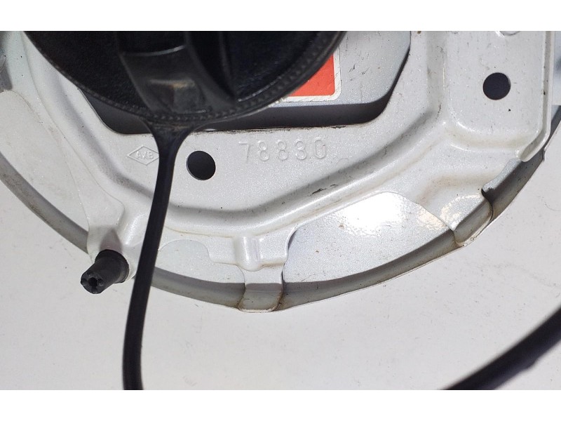 Recambio de tapa exterior combustible para renault koleos dynamique referencia OEM IAM 788300182R 70089 
