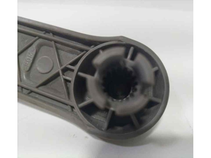 Recambio de maneta elevalunas trasera derecha para citroën xsara picasso 2.0 hdi exclusive referencia OEM IAM RHY 86187 