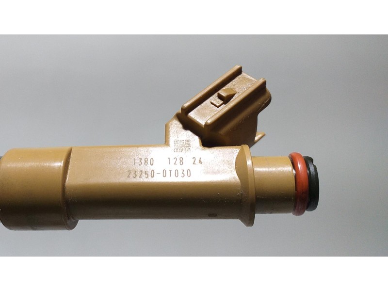 Recambio de inyector para toyota auris hybrid active referencia OEM IAM 232500T030 67280 
