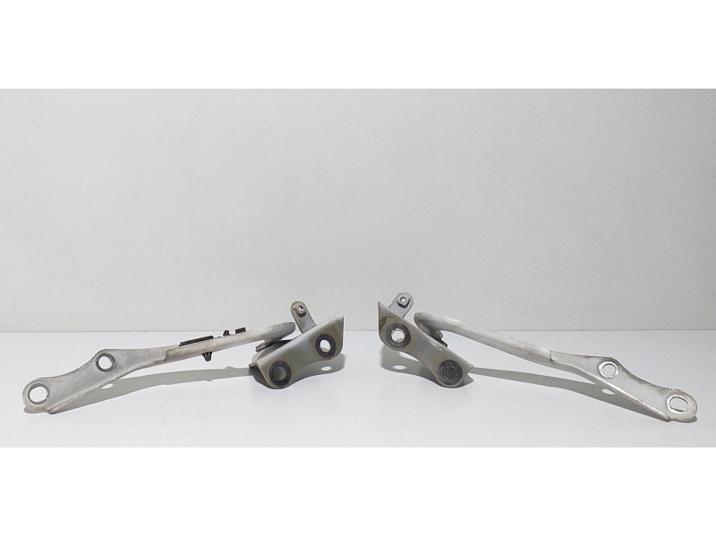 Recambio de capot para toyota auris hybrid active referencia OEM IAM 2ZRFXE 67304 