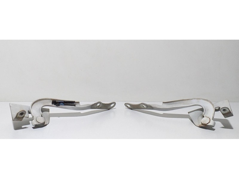 Recambio de capot para toyota auris hybrid active referencia OEM IAM 2ZRFXE 67304 