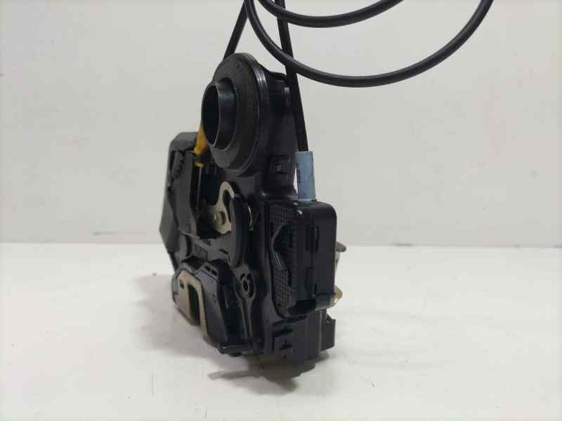 Recambio de cerradura puerta trasera izquierda para toyota corolla (e12) 2.0 d-4d linea sol berlina referencia OEM IAM 690601235