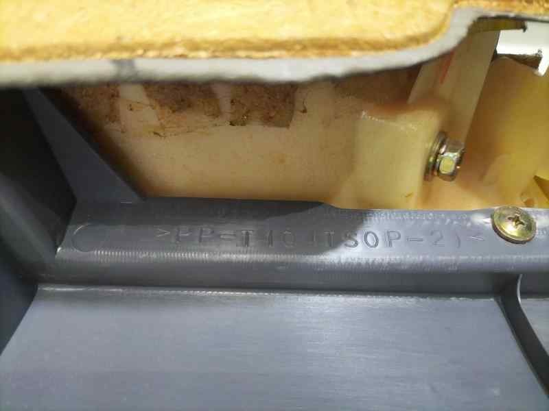 Recambio de guarnecido puerta delantera derecha para toyota land cruiser (j9) td gx (5-ptas.) referencia OEM IAM 6777760050 8166