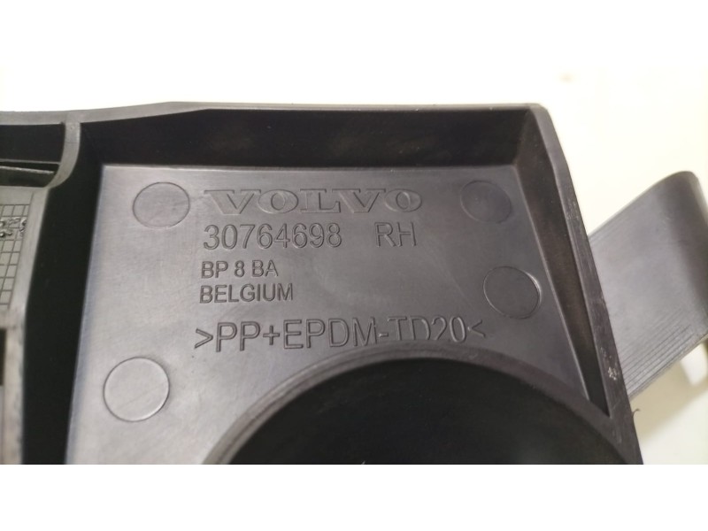 Recambio de molduras traseras para volvo xc60 2.4 diesel cat referencia OEM IAM 30764698 77142 
