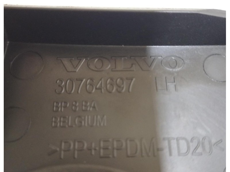Recambio de molduras traseras para volvo xc60 2.4 diesel cat referencia OEM IAM 30764697 77143 