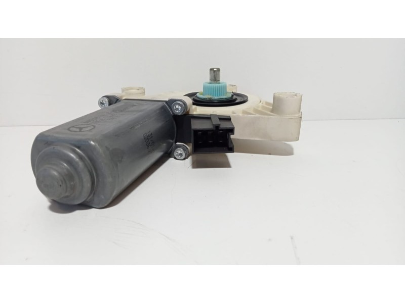 Recambio de motor elevalunas delantero derecho para mercedes-benz clase a (w169) a 200 cdi a-edition referencia OEM IAM A1698201