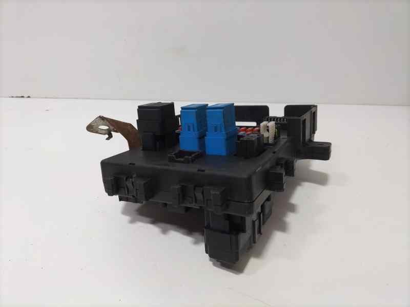 Recambio de caja reles / fusibles para nissan terrano/terrano.ii (r20) aventura referencia OEM IAM ZD30 81881 