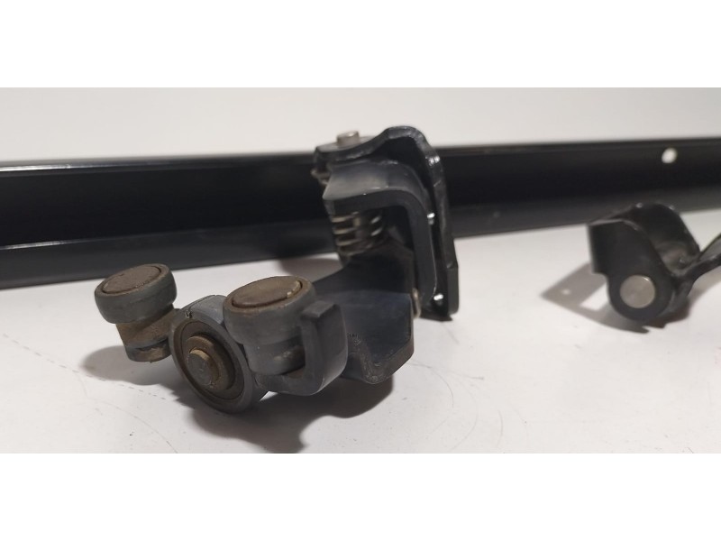 Recambio de soporte / guia puerta corredera para fiat doblo (119) 1.3 16v jtd cat referencia OEM IAM 199A2000 77391 
