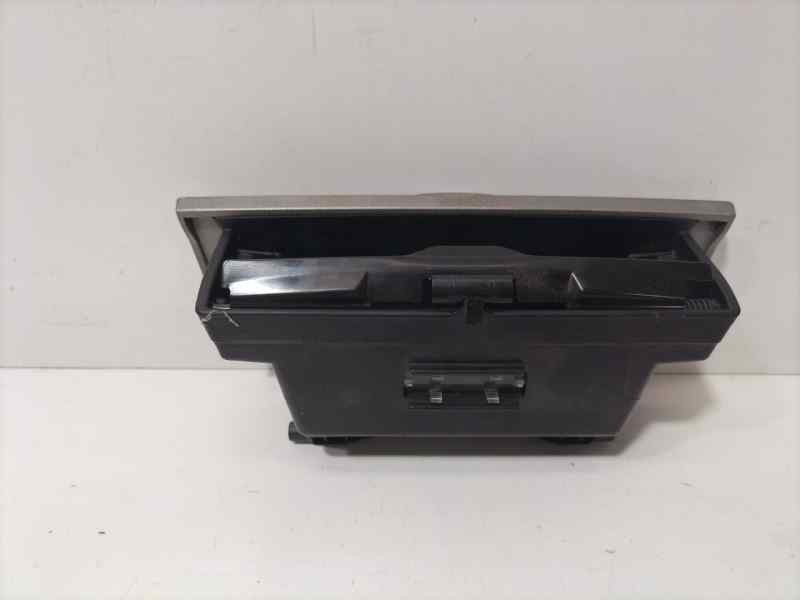 Recambio de cenicero para toyota corolla (e12) 2.0 d-4d linea sol berlina referencia OEM IAM 7411102060 83577 