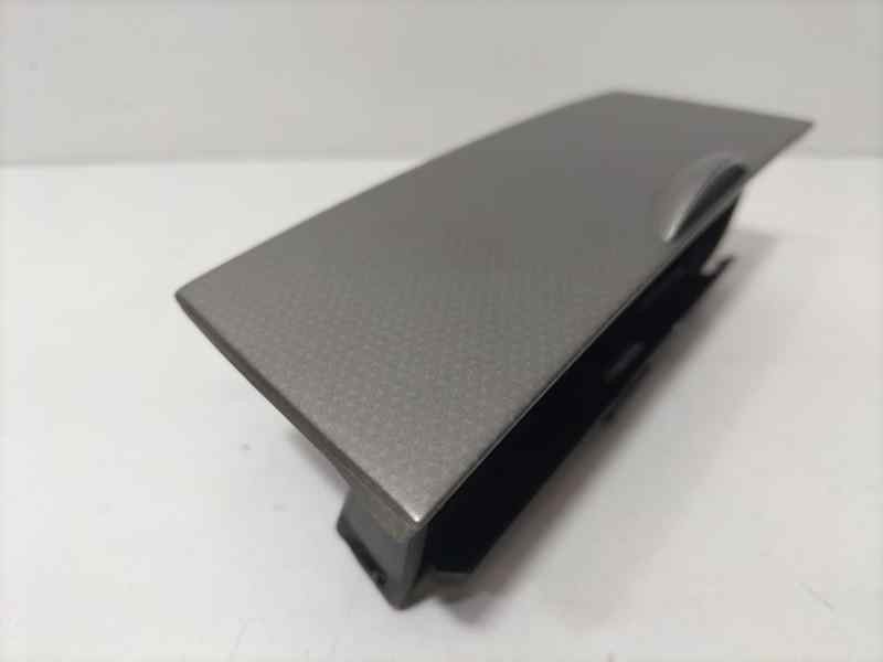 Recambio de cenicero para toyota corolla (e12) 2.0 d-4d linea sol berlina referencia OEM IAM 7411102060 83577 