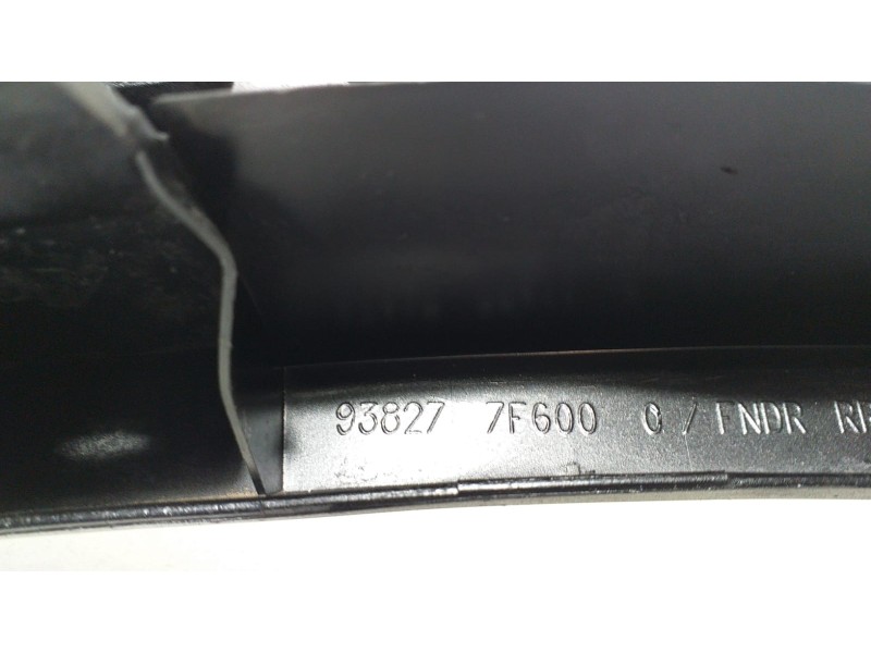 Recambio de aletin trasero izquierdo para nissan terrano/terrano.ii (r20) comfort referencia OEM IAM 938277F600 68082 