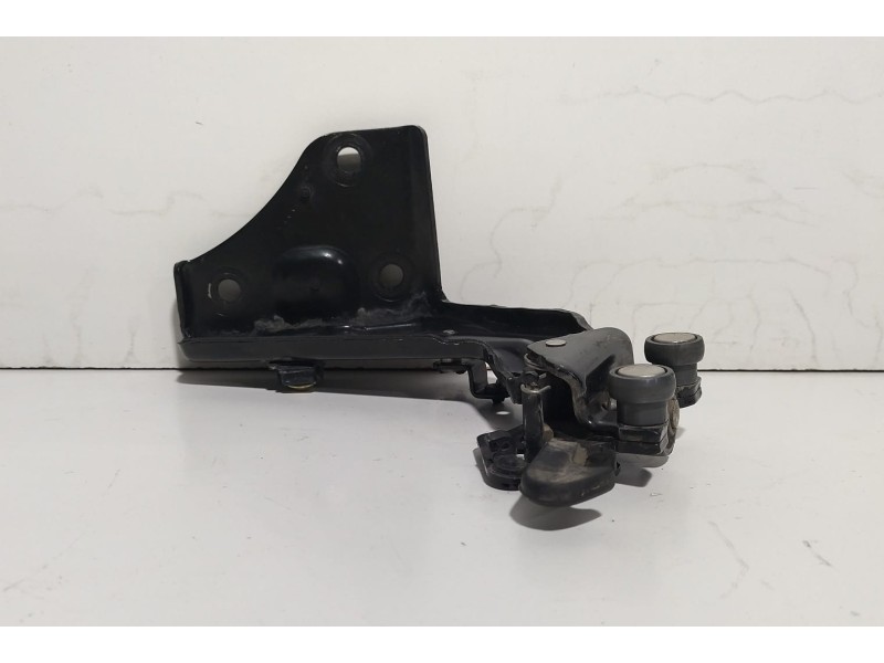 Recambio de soporte / guia puerta corredera para citroën berlingo 1.9 d sx plus familiar referencia OEM IAM WJY 77662 