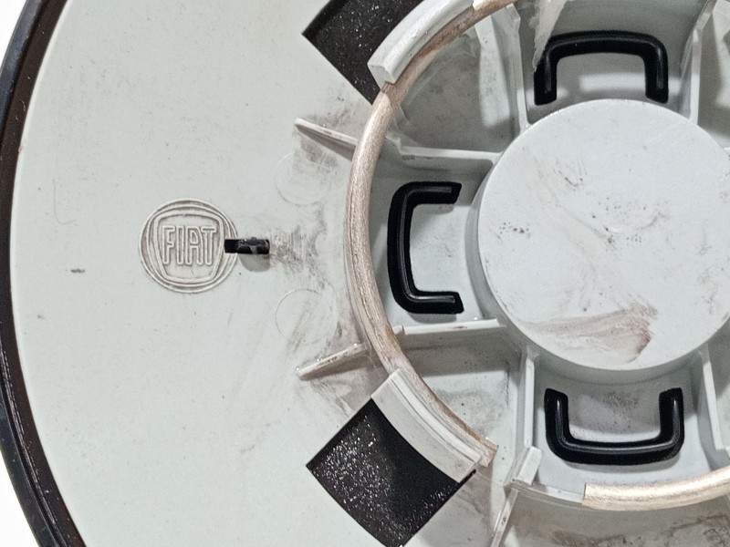 Recambio de tapacubos para fiat 500 referencia OEM IAM 310A1027  