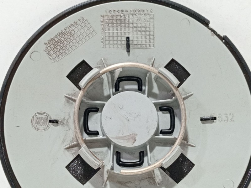 Recambio de tapacubos para fiat 500 referencia OEM IAM 310A1027  