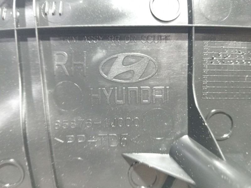 Recambio de moldura para hyundai i20 i (pb, pbt) 1.2 referencia OEM IAM 858761J000  