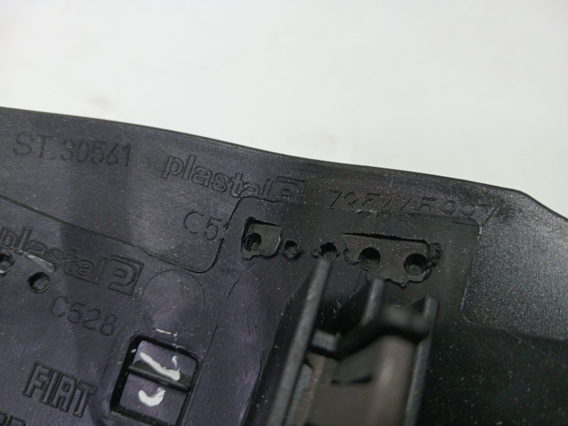 Recambio de molduras delanteras para fiat 500 (312_) 1.4 (312axc1b, 312cxc1b) referencia OEM IAM 735445997  