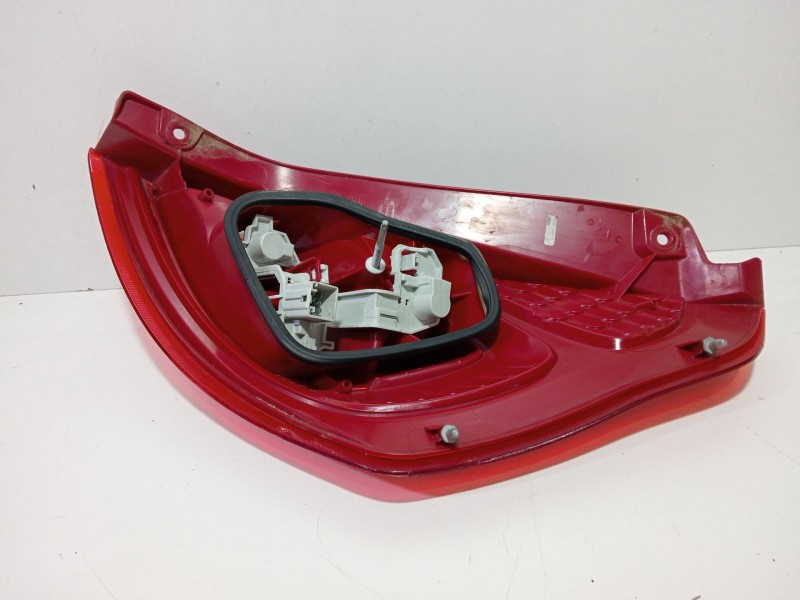 Recambio de piloto trasero izquierdo para ford fiesta (cb1) ghia referencia OEM IAM 8A6113405  