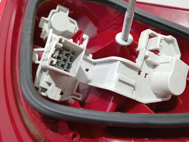 Recambio de piloto trasero izquierdo para ford fiesta (cb1) ghia referencia OEM IAM 8A6113405  