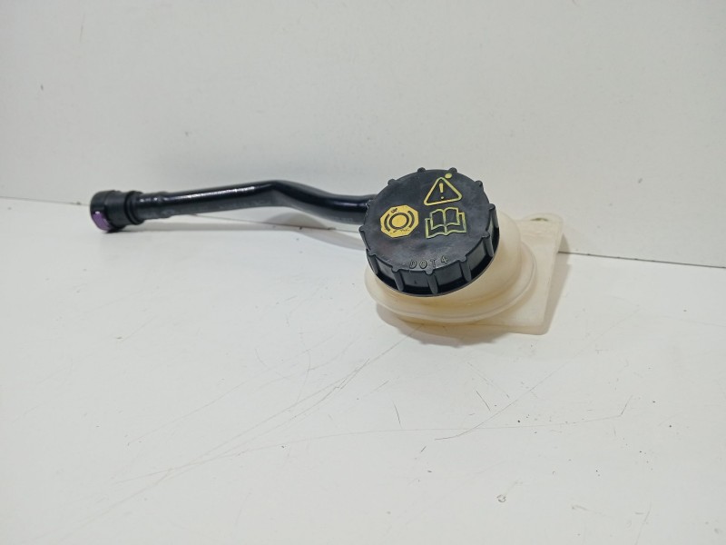 Recambio de deposito servo para ford fiesta (cb1) ghia referencia OEM IAM 8V512K478A  