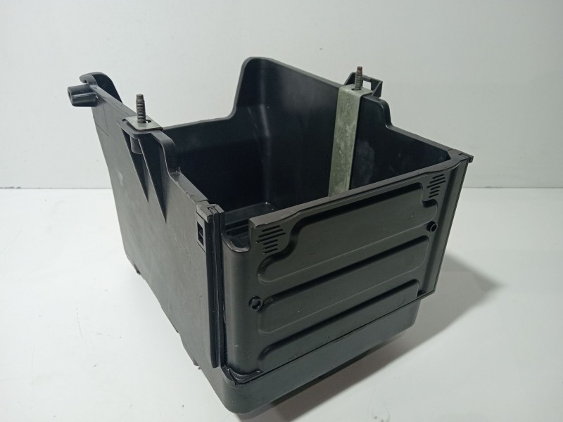 Recambio de soporte bateria para ford fiesta (cb1) ghia referencia OEM IAM 8V2110757AA  