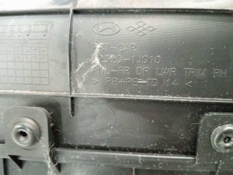 Recambio de guarnecido puerta delantera derecha para hyundai i20 ii (gb, ib) 1.2 referencia OEM IAM 823201J010  