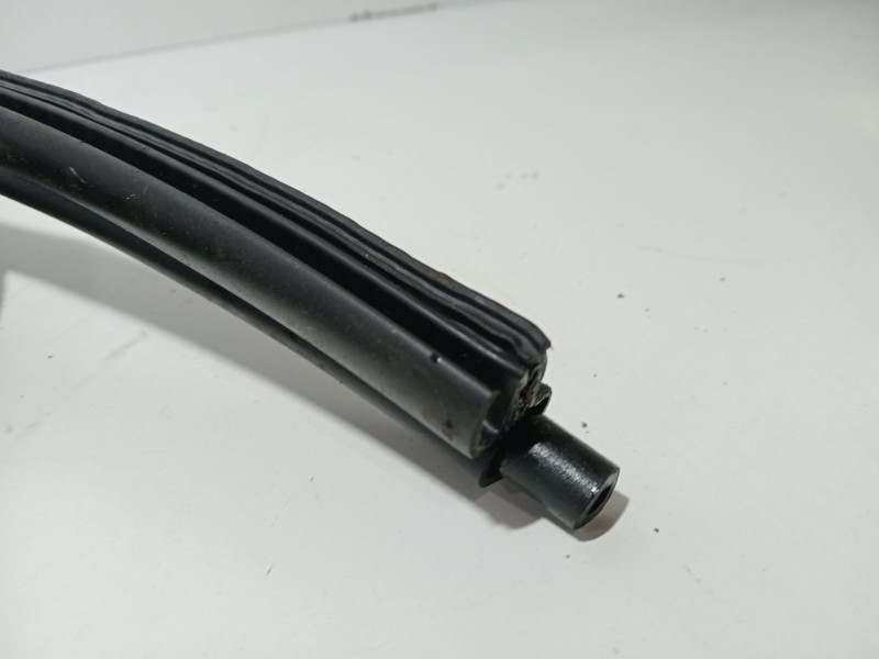 Recambio de goma contorno para ford fiesta (cb1) ghia referencia OEM IAM GHIA  