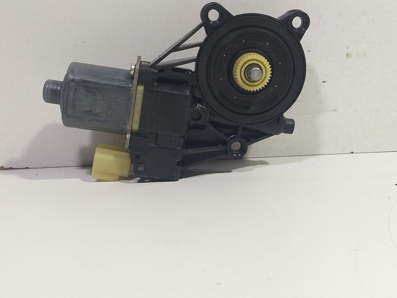 Recambio de motor elevalunas delantero derecho para ford fiesta (cb1) ghia referencia OEM IAM 0130822407  