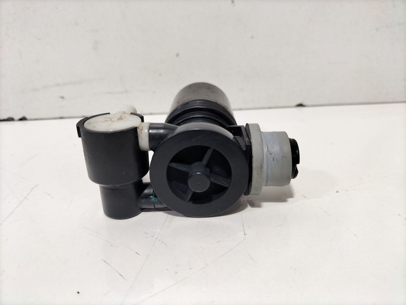 Recambio de bomba limpia para ford fiesta (cb1) ghia referencia OEM IAM 8A6117K624AA  