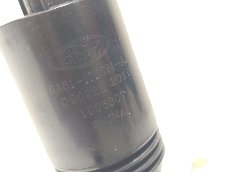 Recambio de bomba limpia para ford fiesta (cb1) ghia referencia OEM IAM 8A6117K624AA  