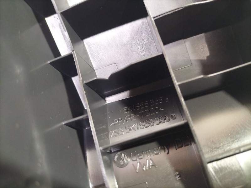 Recambio de moldura para volkswagen golf vi (5k1) 1.6 tdi referencia OEM IAM 5K1858366  