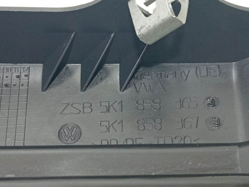 Recambio de molduras delanteras para volkswagen golf vi (5k1) 1.6 tdi referencia OEM IAM 5K1858365  