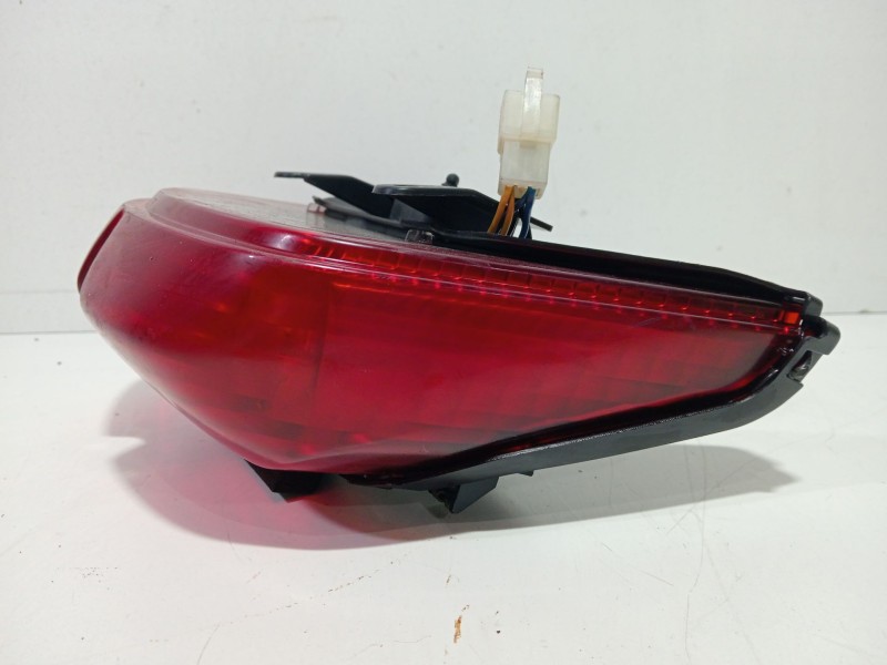 Recambio de piloto trasero central para yamaha yzf-r yzf-r6 (rj03) referencia OEM IAM YZF-RYZF-R6(RJ03)1999-2000600.0120CV0  