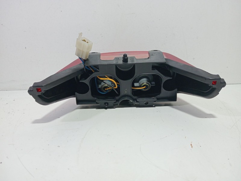 Recambio de piloto trasero central para yamaha yzf-r yzf-r6 (rj03) referencia OEM IAM YZF-RYZF-R6(RJ03)1999-2000600.0120CV0  