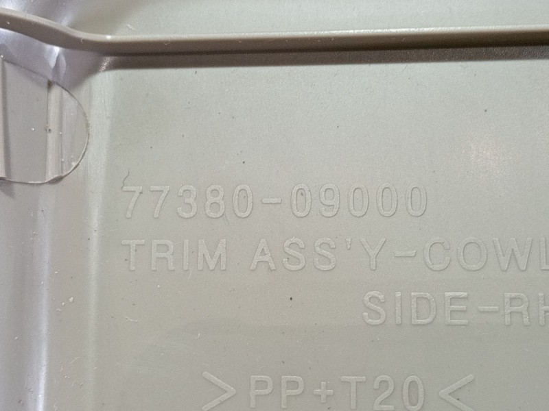 Recambio de moldura para ssangyong kyron 200 xdi limited referencia OEM IAM 7738009000  