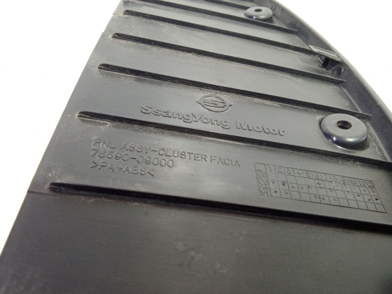 Recambio de moldura para ssangyong kyron 200 xdi limited referencia OEM IAM 7659009000  