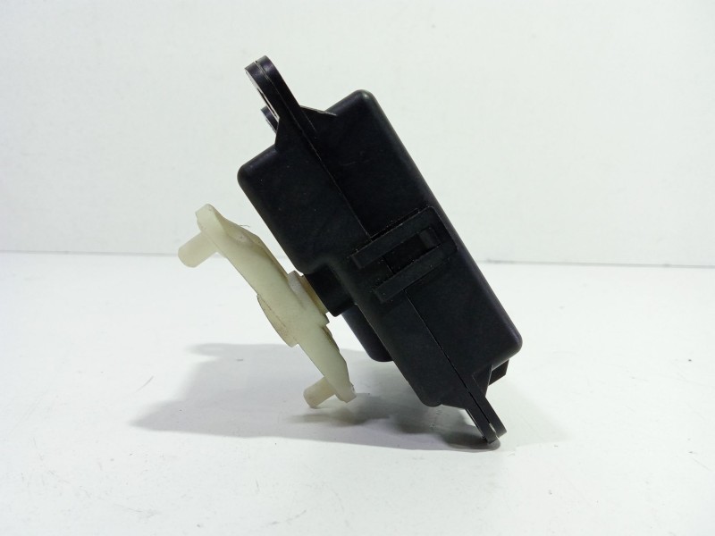 Recambio de motor apertura trampillas climatizador para ssangyong kyron 200 xdi limited referencia OEM IAM A2485026800003  