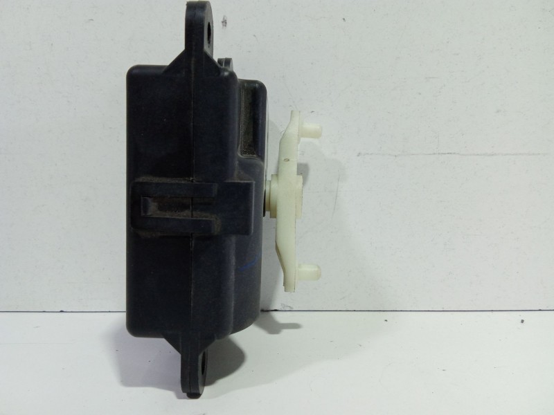 Recambio de motor apertura trampillas climatizador para ssangyong kyron 200 xdi limited referencia OEM IAM A2485026800003  