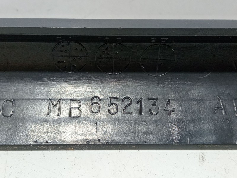 Recambio de moldura para mitsubishi montero (v20/v40) 2500 td glx (3-ptas.) referencia OEM IAM MB652134  