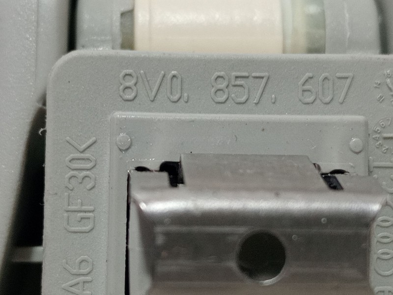 Recambio de asidero para audi a3 sportback (8va) ambiente referencia OEM IAM 8V0857607  