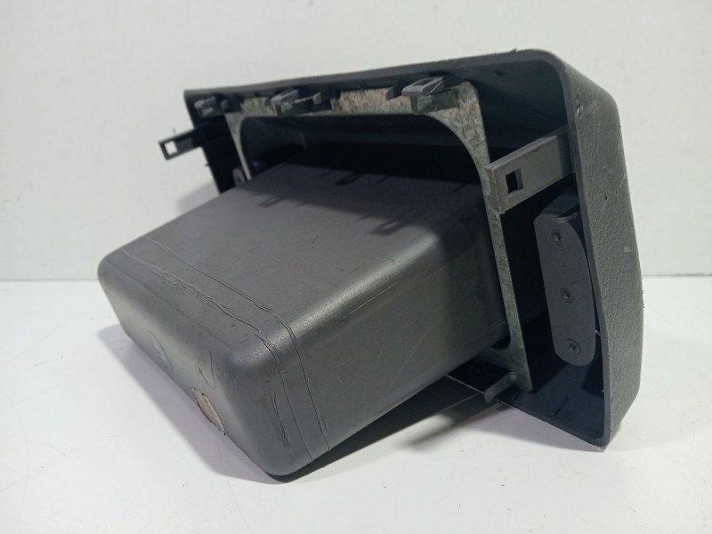 Recambio de moldura para nissan terrano ii (r20) 2.7 tdi 4wd referencia OEM IAM 684750F000  