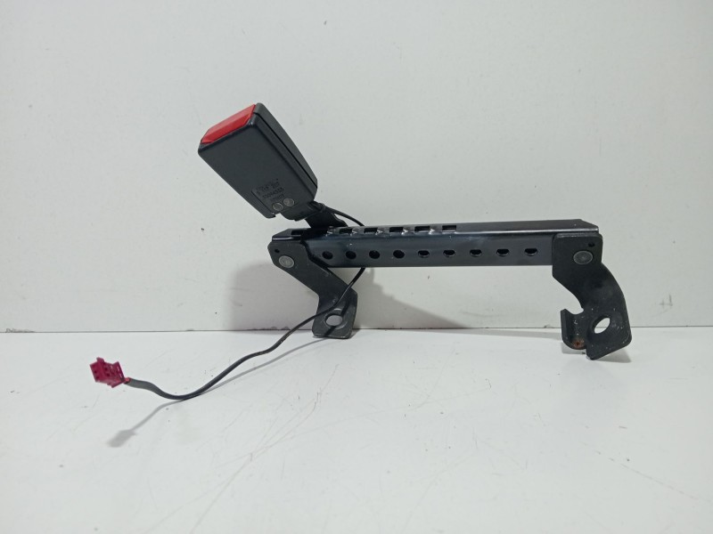 Recambio de anclaje cinturon trasero izquierdo para bmw 7 (e65, e66, e67) 745 d referencia OEM IAM 9117207  