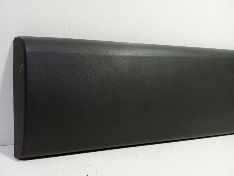 Recambio de molduras traseras para nissan primastar autobús (x83) dci 100 referencia OEM IAM 8200036093G  