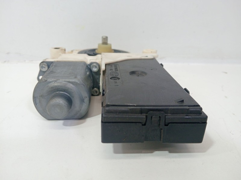 Recambio de motor elevalunas delantero izquierdo para renault laguna grandtour iii 2009 referencia OEM IAM 0130822330  