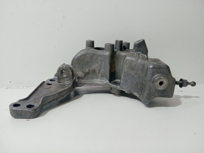 Recambio de soporte alternador para renault clio iii (br0/1, cr0/1) 1.2 16v (br02, br0j, br11, cr02, cr0j, cr11) referencia OEM 