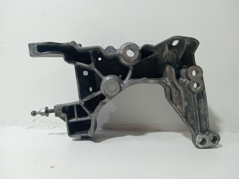 Recambio de soporte alternador para renault clio iii (br0/1, cr0/1) 1.2 16v (br02, br0j, br11, cr02, cr0j, cr11) referencia OEM 