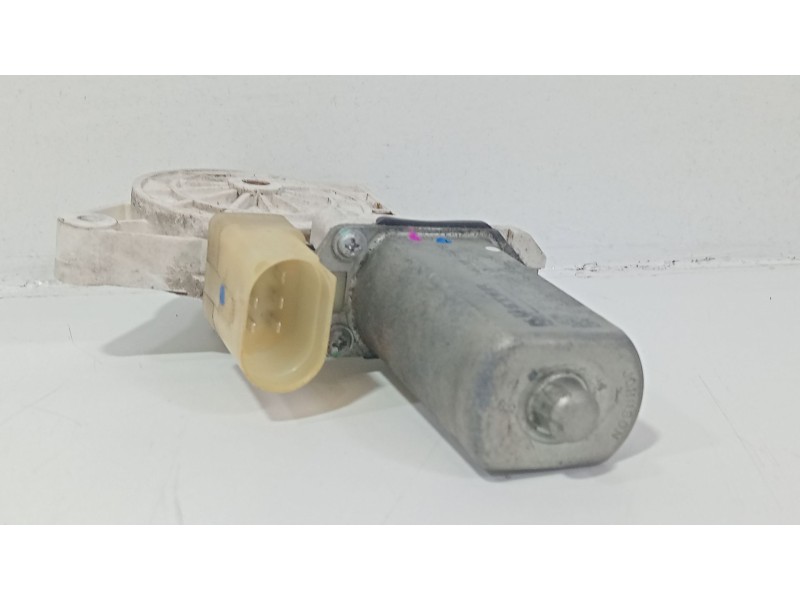 Recambio de motor elevalunas delantero derecho para bmw serie 1 cabrio (e88) 120i referencia OEM IAM 6978845  