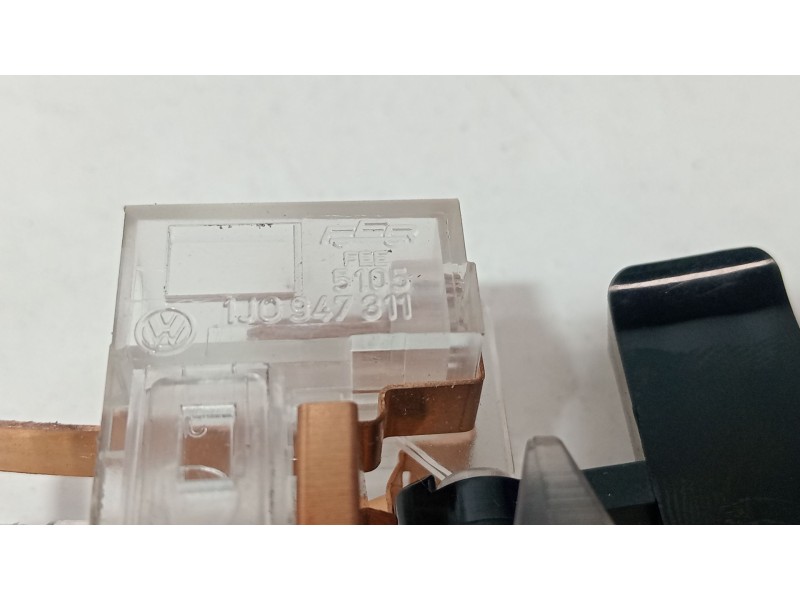Recambio de luz interior de techo para volkswagen golf iv (1j1) 1.9 tdi referencia OEM IAM 1J0947311  