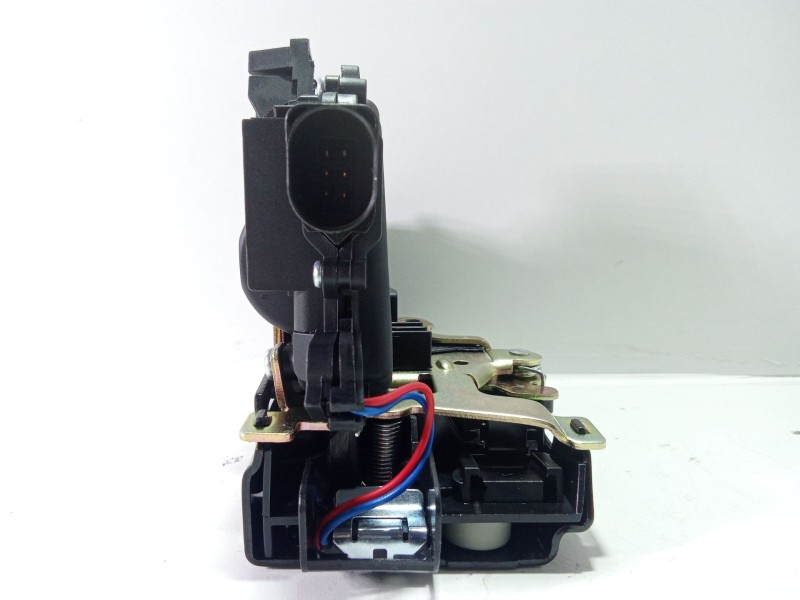 Recambio de cerradura puerta trasera izquierda para volkswagen golf iv (1j1) 1.9 tdi referencia OEM IAM 3B4839015A  
