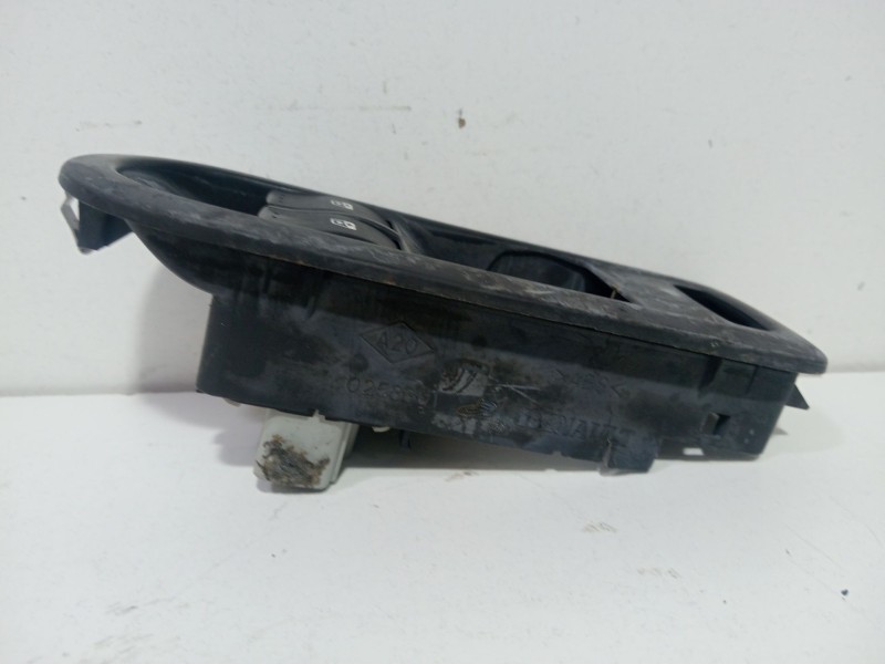 Recambio de mando elevalunas delantero izquierdo para renault megane ii (bm0/1_, cm0/1_) 1.4 16v (bm0b, cm0b) referencia OEM IAM Recambio de mando elevalunas delantero izquierdo para renault megane ii (bm0/1_, cm0/1_) 1.4 16v (bm0b, cm0b) referencia OEM IAM